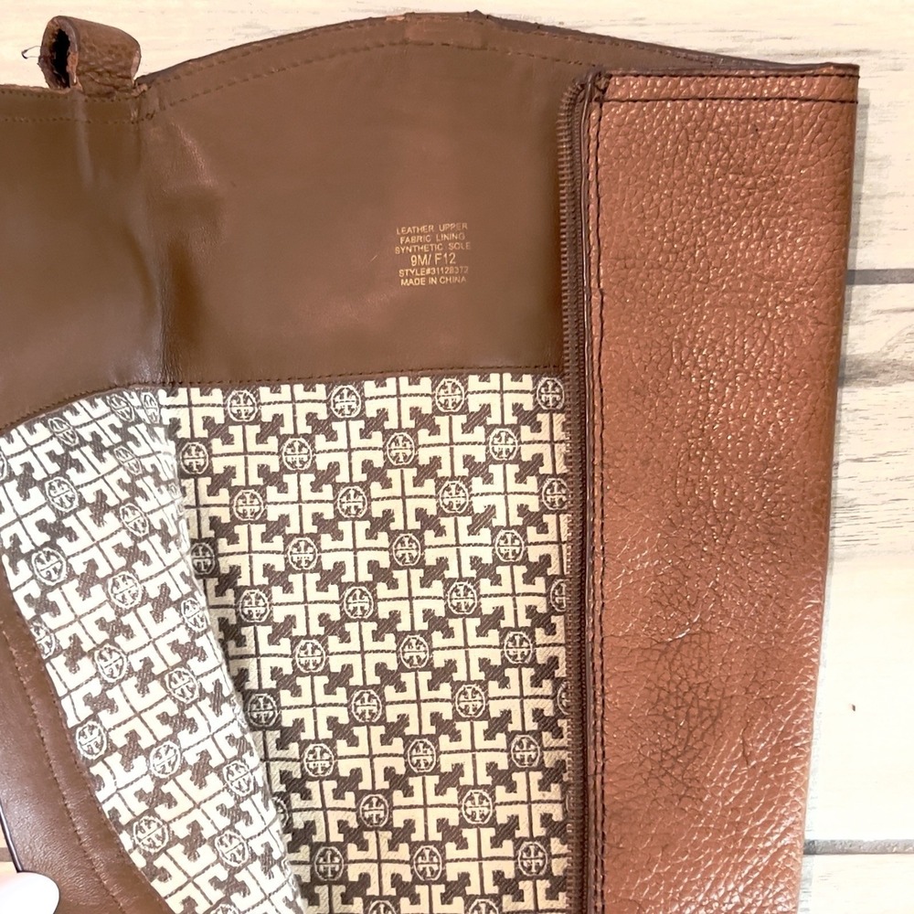 Tory Burch Amanda Riding Boot Women Tan Pebbled Leather Gold Logo Good Condition - Picture 9 of 11